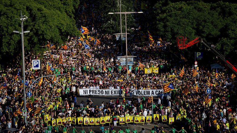 Miles de personas claman en Barcelona por la libertad de los políticos soberanistas en prisión