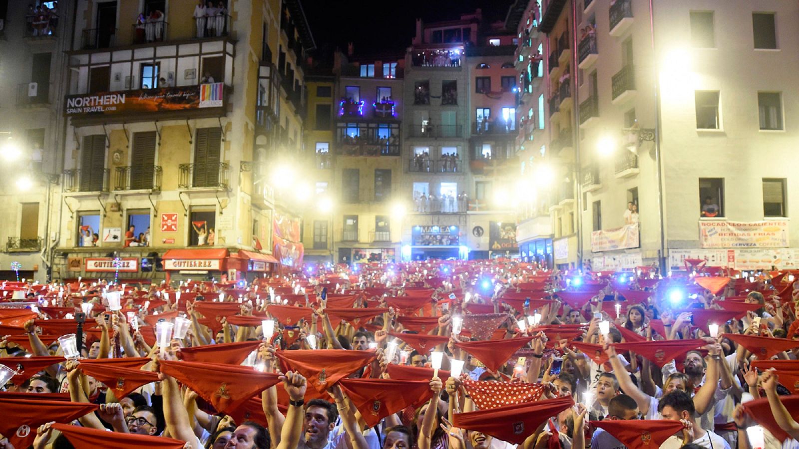 Miles de personas despiden los Sanfermines 2018 entonando el "Pobre de mí"