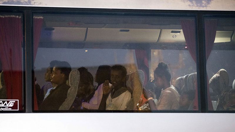 Italia autoriza el desembarco de 450 migrantes para reubicarlos en Europa