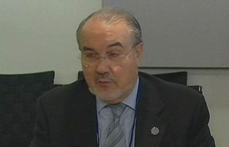 Solbes descarta un plan de rescate para los bancos, pero recuerda que sí habrá financiación pública