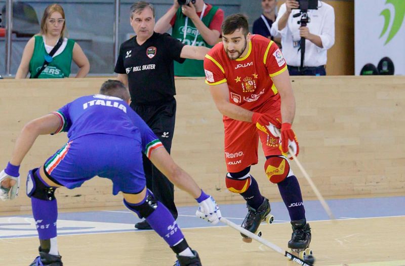 España se queda con el liderato ante Italia