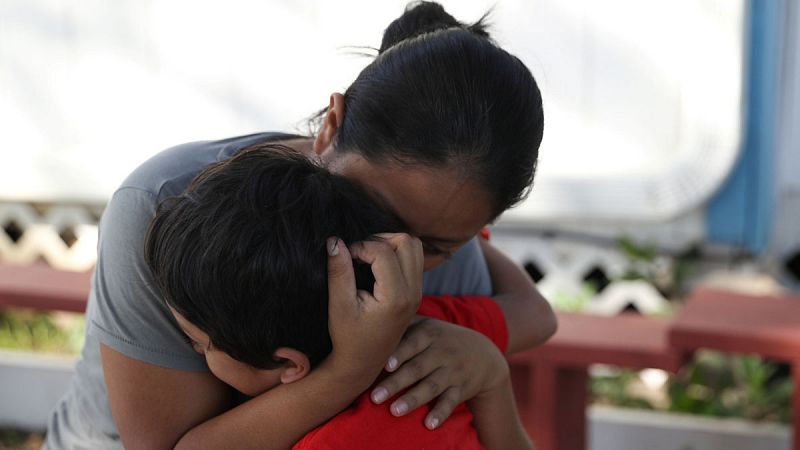 El Gobierno de EE.UU. devuelve a sus padres a 364 niños indocumentados mayores de 5 años detenidos en la frontera con México