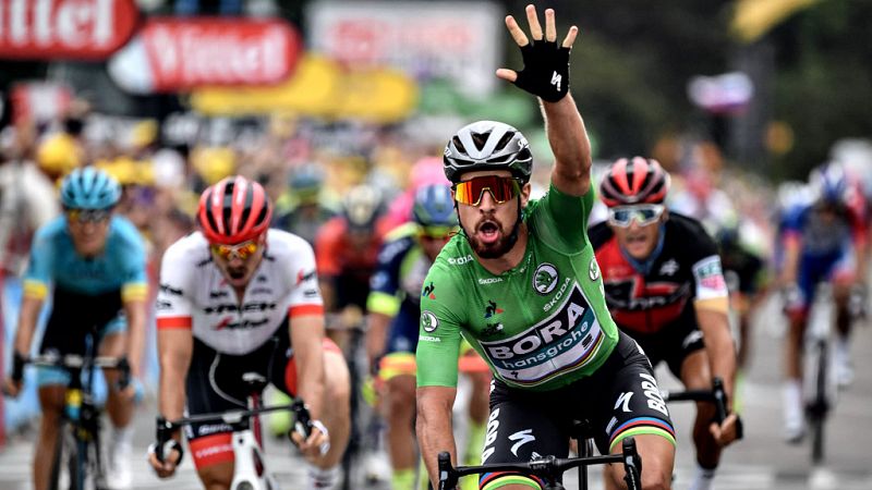 Sagan consigue el triplete en la llegada masiva de Valence