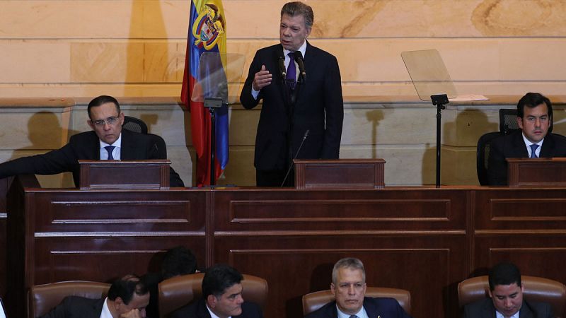 El presidente de Colombia da la bienvenida al Congreso a los exguerrilleros de las FARC