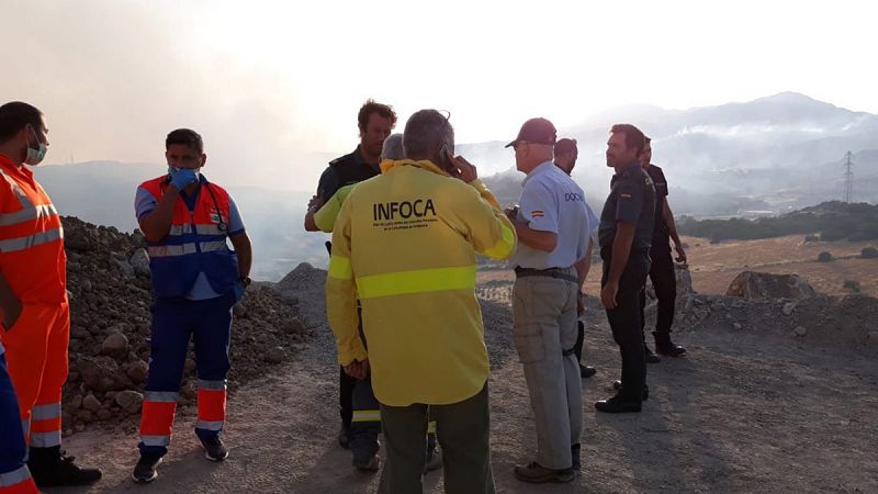 Desalojadas 50 personas de sus viviendas por un incendio forestal en la localidad malagueña de Casares