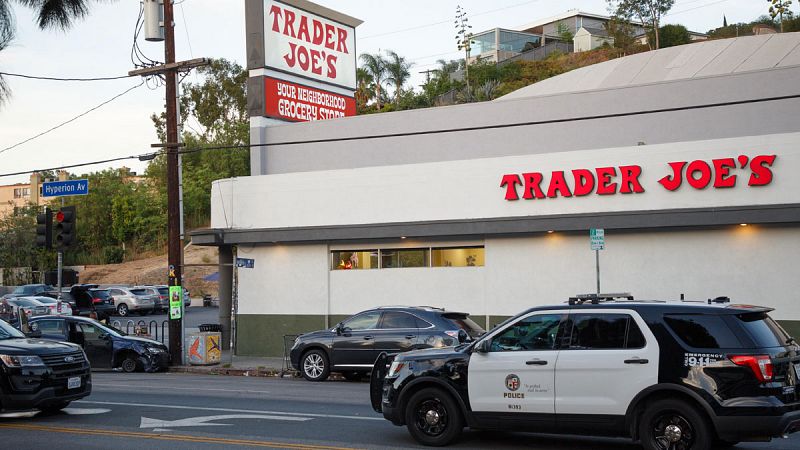 La policía detiene a un hombre que se atrincheró en un supermercado en Los Ángeles y mató a una rehén