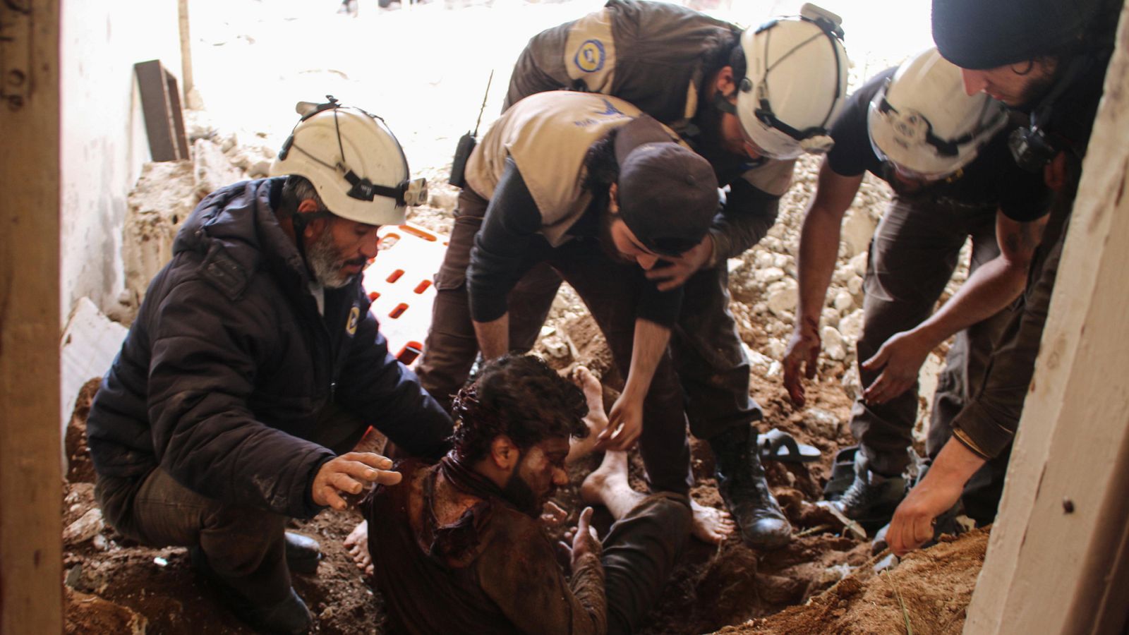 800 miembros de la ONG Cascos Blancos han sido evacuados desde el suroeste de Siria hasta Jordania a través de Israel