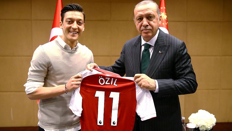 Özil deja la selección alemana tras las críticas por su foto con Erdogan