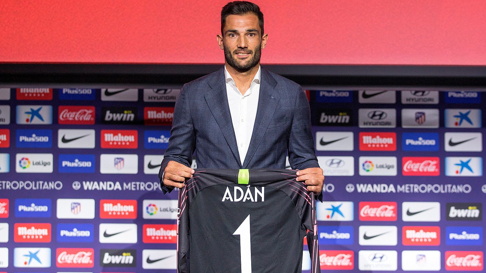 Adán ya ha sido presentado como nuevo portero del Atlético, donde tendrá difícil la titularidad, con Jan Oblak por delante.