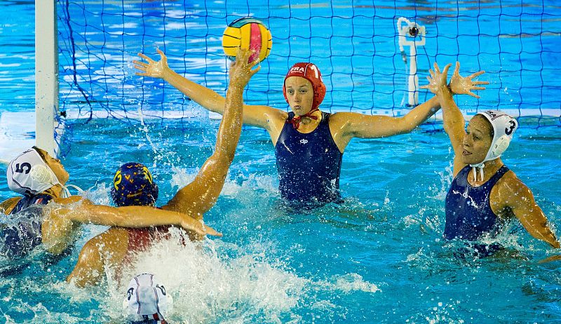 Las 'Guerreras' del agua destrozan a Francia y lucharán por las medallas
