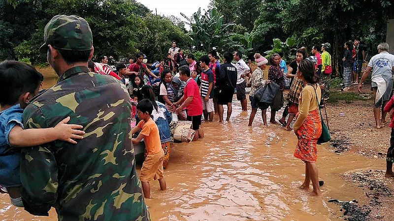 Cientos de desaparecidos al derrumbarse una presa hidroeléctrica en Laos