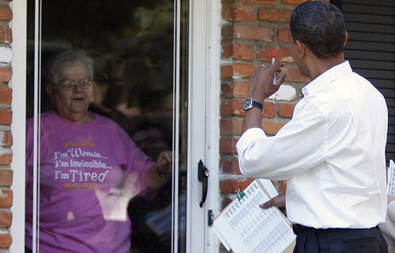 Obama hace campaña puerta a puerta | Ver