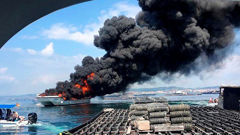 Cinco heridos graves al arder un catamarán de pasajeros en O Grove