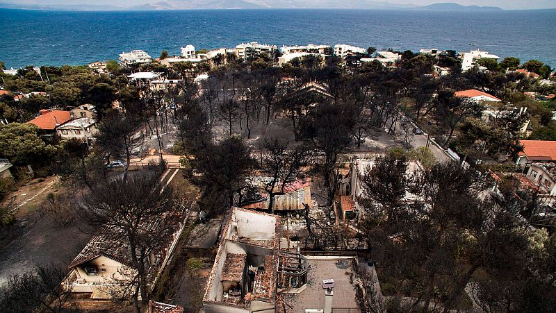 Grecia busca a los desaparecidos de los incendios que han dejado ya 81 muertos