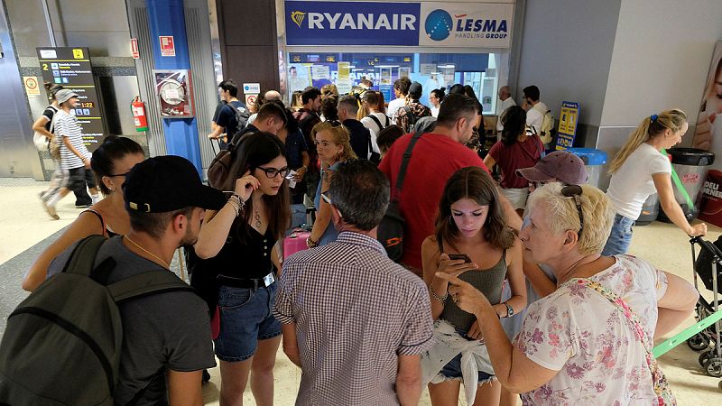 Normalidad en la primera jornada de huelga en España de los tripulantes de cabina de Ryanair