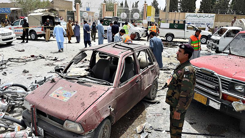 Un atentado terrorista con al menos 29 muertos empaña las elecciones generales en Pakistán