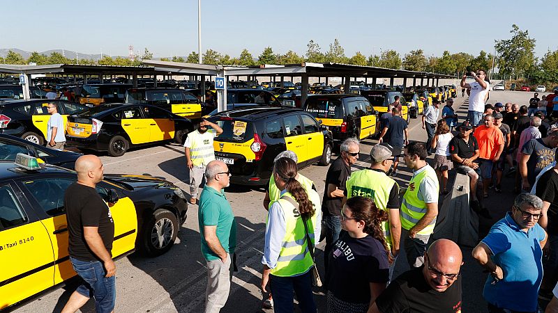 Segunda jornada de huelga en el sector del taxi en Barcelona con un llamamiento a la calma