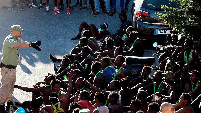 Más de 600 migrantes subsaharianos entran a Ceuta tras un salto masivo a la valla fronteriza