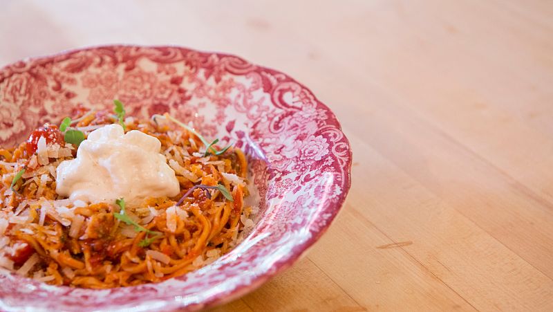 Espaguetti caseros con salsa de pomodoro y espuma de parmesano