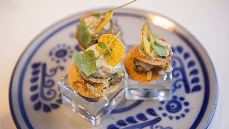 Quesadillas de flor de calabaza con espuma de aguacate y tostones