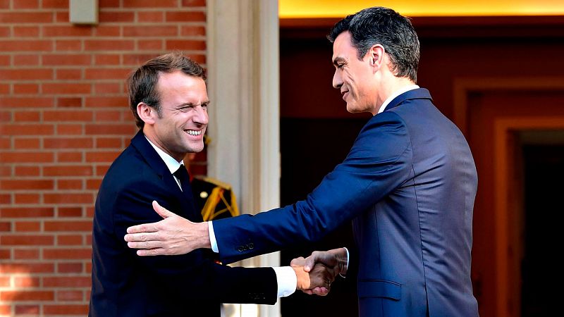 Macron y Sánchez se muestran escépticos sobre el acuerdo comercial de la Comisión Europea con Trump