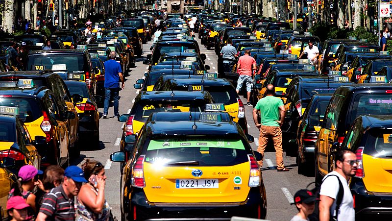 Los taxistas de Barcelona bloquean el centro tras la decisión judicial que permite seguir operando a Uber y Cabify