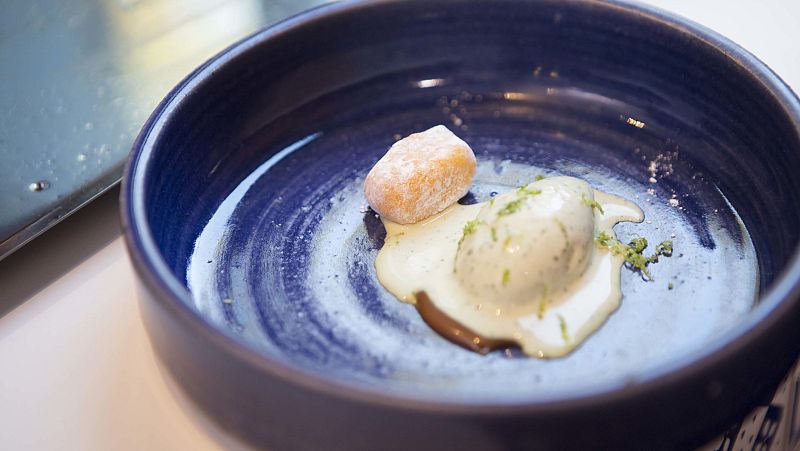 Yemas con helado de cilantro