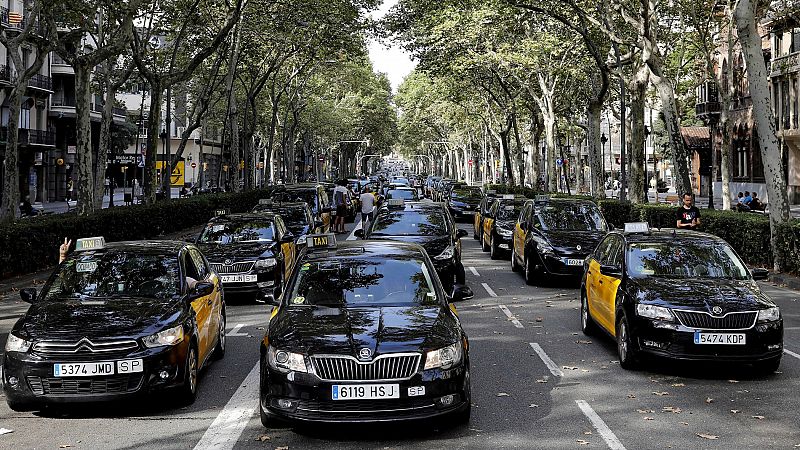 Los taxistas de Barcelona y Madrid declaran la huelga indefinida contra la concesión de licencias de VTC