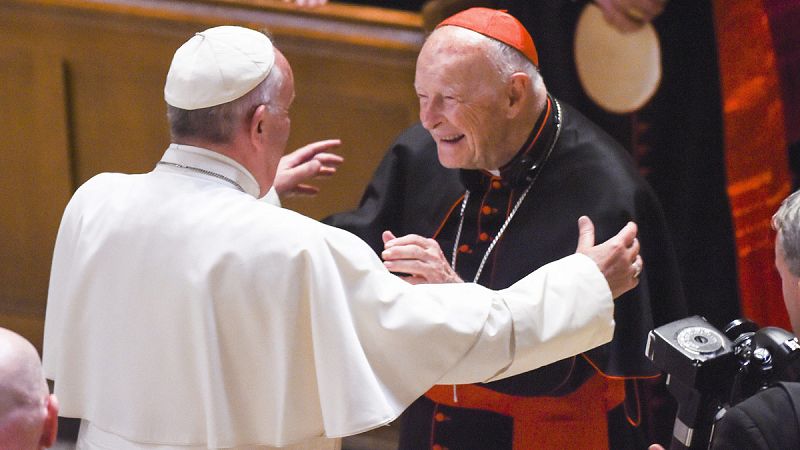 El papa ordena la reclusión del cardenal McCarrick hasta juzgarle por abusos
