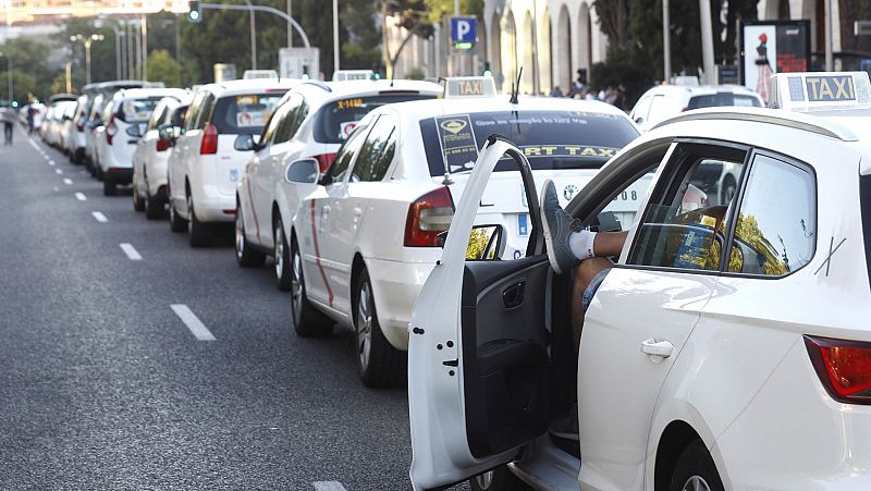 Los taxistas mantienen la huelga mientras Fomento ofrece a las VTC una comisión de diálogo