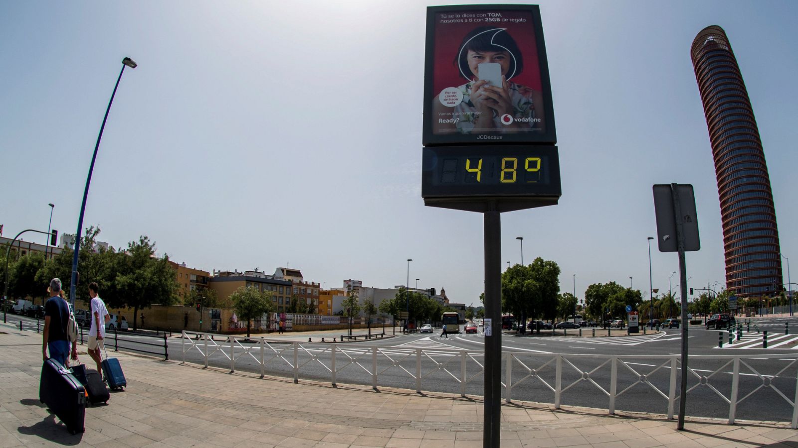 La primera ola de calor de este año en España alcanzará este viernes su `techo¿ con avisos en 39 provincias de buena parte de la península y Baleares, con especial mención a zonas de Badajoz, Cáceres, Ourense y Pontevedra, que tienen el aviso rojo po