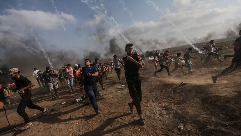 Un muerto y noventa heridos de bala en una nueva jornada de protestas entre Gaza e Israel