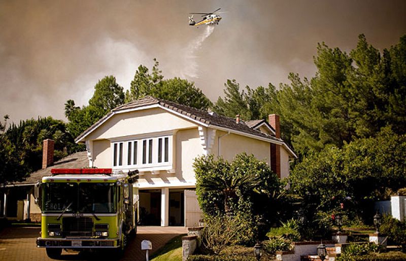 El fuego, que deja dos víctimas mortales, obliga a declarar el estado de Emergencia en California