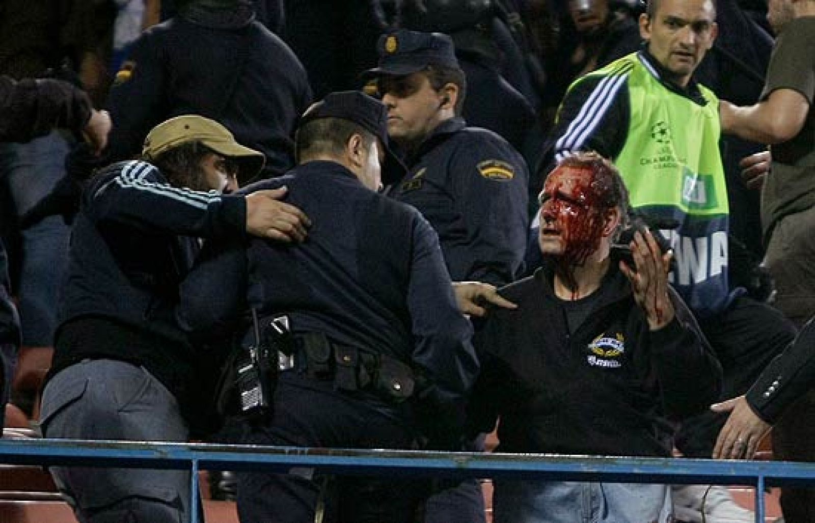 La UEFA ha impuesto dos partidos de sanción al atléico de Madrid y uno más si reincide, por culpa del comportamiento de los aficionados del Olympique de Marsella antes del partido. El organismo del fútbol europeo ha cargado contra la policía española