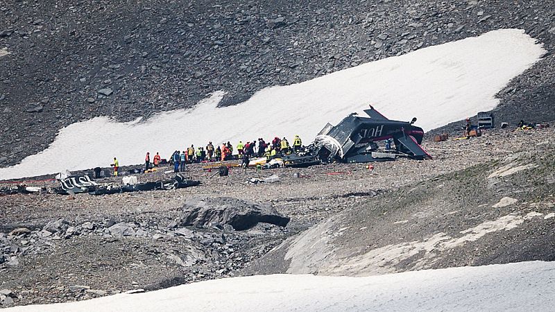 Mueren 20 personas al estrellarse un avión militar antiguo en Suiza