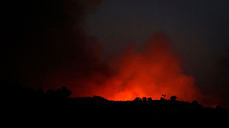 El incendio en la región portuguesa del Algarve sigue activo y deja un balance provisional de 30 bomberos heridos