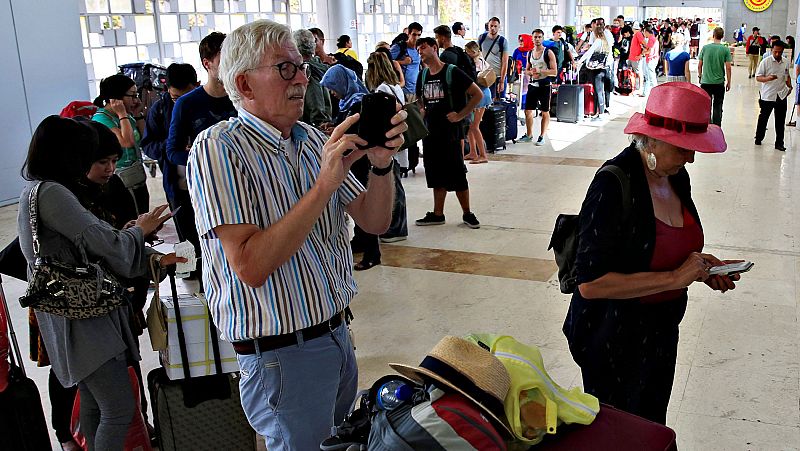 El terremoto de Indonesia atrapa a los turistas españoles: "Estamos en la playa, esperando que se haga de día"