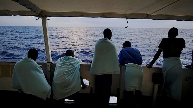 El barco de Open Arms sigue a la deriva con 87 personas rescatadas hace cinco días