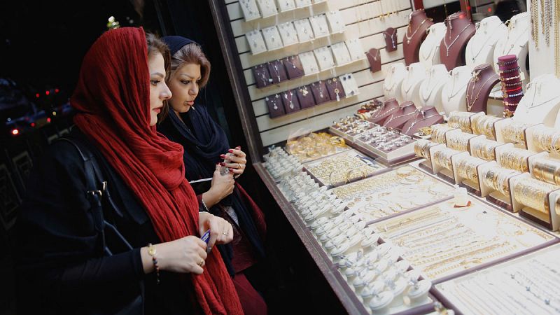 Las primeras sanciones de EE.UU. a Irán entran en vigor y Teherán se prepara relajando las restricciones sobre divisas