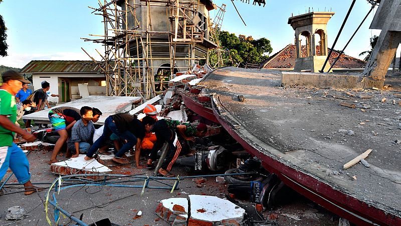 El número de fallecidos en el terremoto de Lombok alcanza casi el centenar
