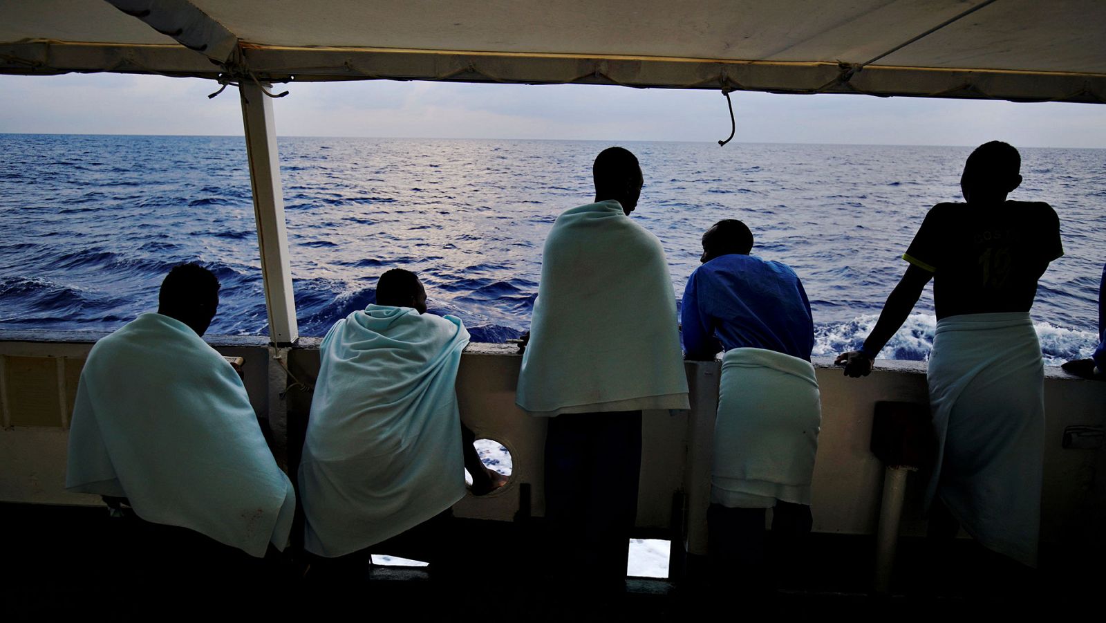 El barco de Open Arms con 87 migrantes a bordo ya navega rumbo a Algeciras
