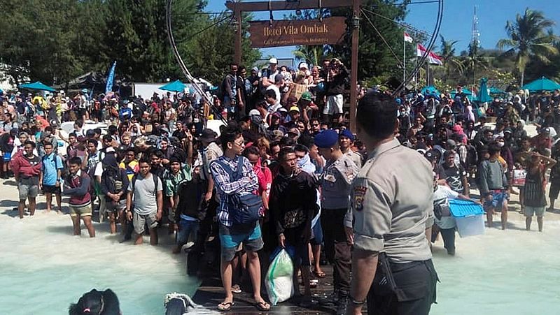 Miles de turistas evacuados en Indonesia tras el fuerte terremoto que deja más de un centenar de muertos