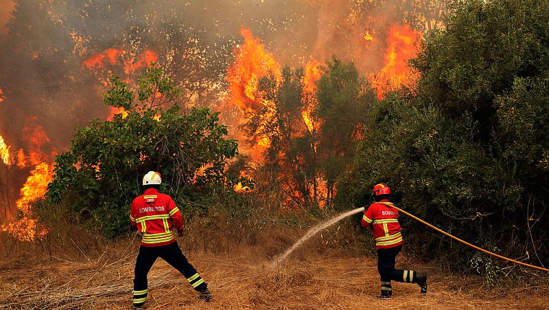 El incendio del Algarve avanza sin control después de que el viento haya reactivado las llamas