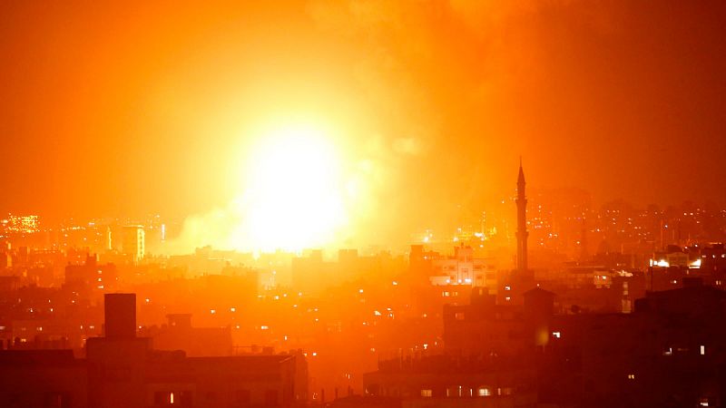 Los bombardeos israelíes matan a tres personas en Gaza tras decenas de ataques con cohetes desde la franja