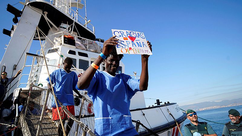 Desembarcan los 87 inmigrantes del 'Open Arms' en el puerto de San Roque, en Cádiz