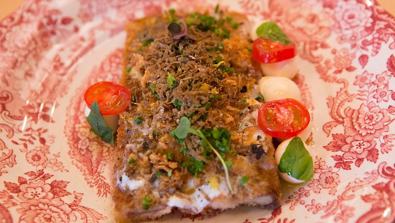 Filete de ternera o ceb�n empanado con ensalada con huevo poch� y trufa