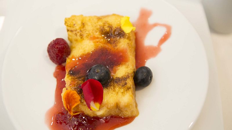 Torrija con rocas de yuzu y frutas