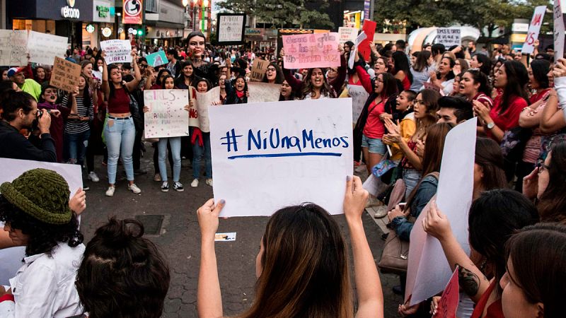 Decenas de mujeres protestan en Costa Rica por el asesinato de dos turistas el pasado fin de semana