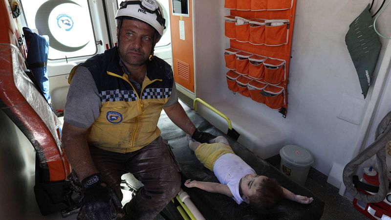 Decenas de muertos, entre ellos 17 menores, al desplomarse un edificio tras una explosión en Siria