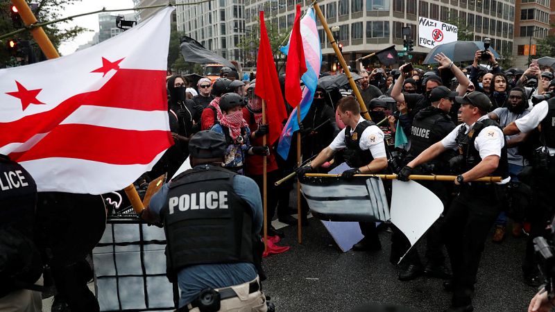 Una marea humana arrincona a los supremacistas blancos en su manoifestación ante la Casa Blanca
